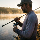 Pescador regulando a fricção do Molinete Shimano Miravel