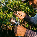 Pescador recolhendo isca com o Molinete Shimano Nasci