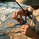 Pescador regulando a fricção do Molinete Shimano Nasci