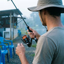 Pescador recolhendo isca com o Molinete Shimano Nexave FJ