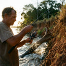 Pescador brigando com um peixe usando o Molinete Shimano Nexave FJ
