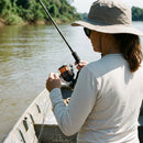 Pescador regulando a fricção do Molinete Shimano Nexave FJ
