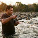 Pescador brigando com um peixe usando o Molinete Shimano Sahara
