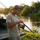 Pescador regulando a fricção do Molinete Shimano Sahara