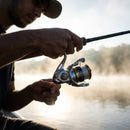 Pescador recolhendo isca com o Molinete Shimano Sedona FJ