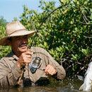 Pescador brigando com um peixe usando o Molinete Shimano Sedona FJ
