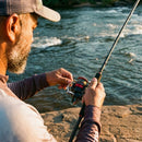 Pescador recolhendo isca com o Molinete Shimano Sienna FG