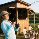 Pescador brigando com um peixe usando o Molinete Shimano Sienna FG