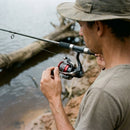 Pescador regulando a fricção do Molinete Shimano Sienna FG