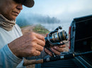 Molinete Shimano Soare XR em uso: recolhendo a isca na beira