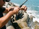 Molinete Shimano Spheros SW em uso: recolhendo a isca na beira