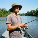 Pescador recolhendo isca com o Molinete Shimano Stradic FM