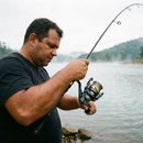Pescador brigando com um peixe usando o Molinete Shimano Ultegra