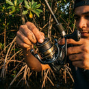 Pescador regulando a fricção do Molinete Shimano Ultegra