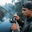 Pescador recolhendo isca com o Molinete Shimano Vanford