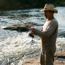 Pescador brigando com um peixe usando o Molinete Shimano Vanford