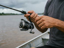 Molinete Shimano Vanquish CE em uso: recolhendo a isca na beira