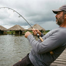 Vara Daiwa Liberty Club Surf em uso: brigando com o peixe, vara arqueada