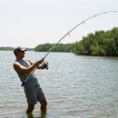 Vara Daiwa Prime Surf em uso: arremesso com a vara carregada