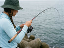Vara Daiwa Steez C67MH-SV/ST em uso: brigando com o peixe, vara arqueada