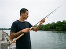 Vara Daiwa Thunder Stick.Q 802XHFB em uso: conferindo os passadores contra a luz