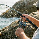 Vara Shimano Coltsniper BB em uso: arremesso com a vara carregada