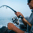 Vara Shimano Surf Chaser em uso: brigando com o peixe, vara arqueada